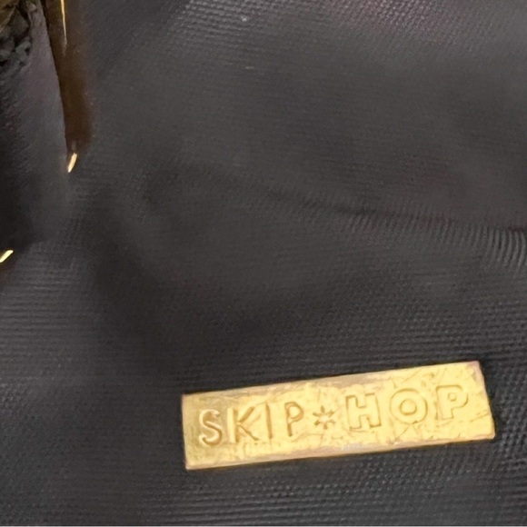 SKIP HOP Multifunction Large Crossbody Shoulder Diaper Bag in Black - Picture 3 of 11